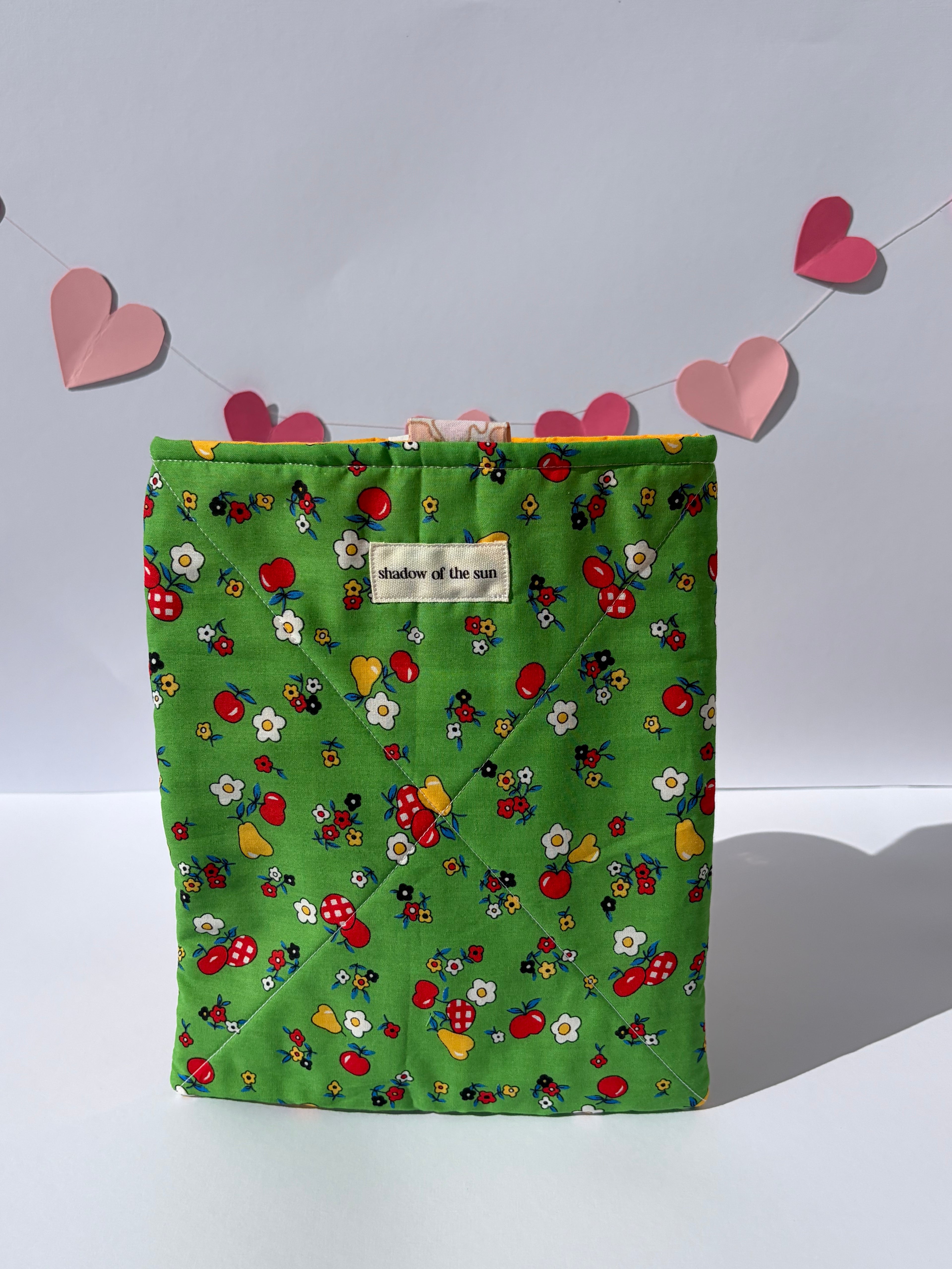 Fruit meadows Book sleeve - Large
