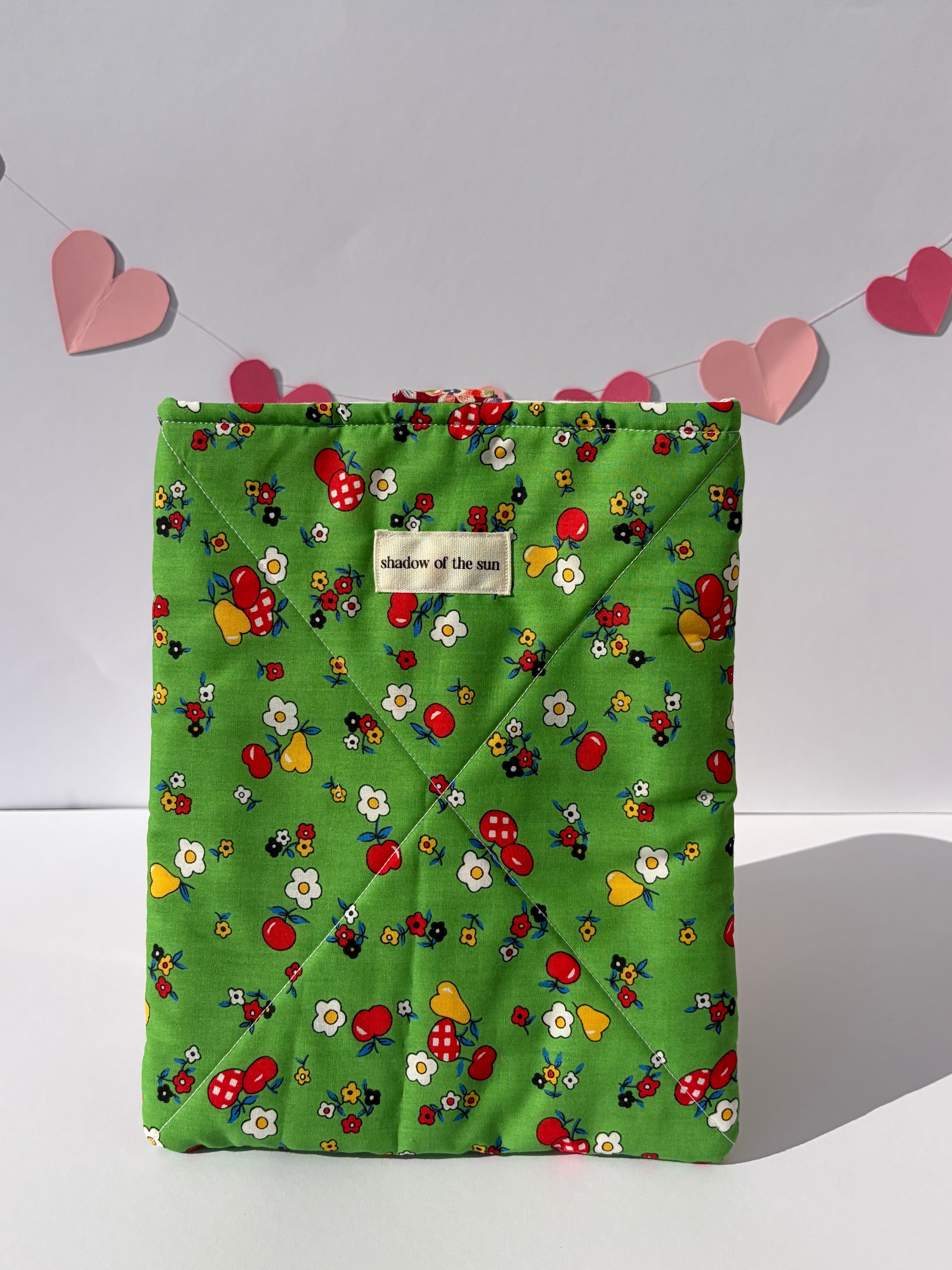 Fruity meadows Book sleeve - Large
